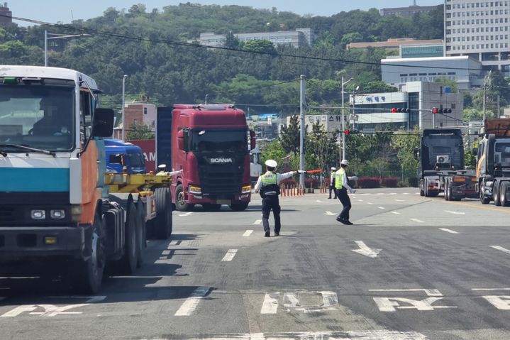 [부산=뉴시스] 지난해 4월30일 오후 부산 신선대 부두 입구에서 화물차를 대상으로 한 안전 단속이 진행되고 있다. (사진=부산 남부경찰서 제공) 2025.04.30. photo@newsis.com *재판매 및 DB 금지