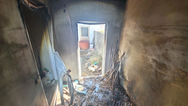 [정읍=뉴시스] 30일 오후 3시5분께 전북 정읍시 쌍암동의 한 단독주택 옆 창고에서 불이 나 25분여만에 진화됐다. (사진=전북도소방본부 제공) 2025.04.30. photo@newsis.com *재판매 및 DB 금지