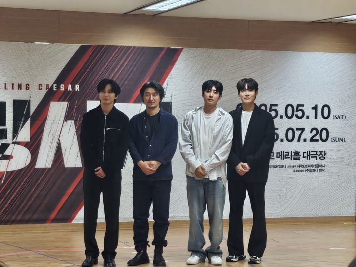 [서울=뉴시스] 조수원 기자 = 30일 서울 중구 충무아트센터에서 열린 연극 '킬링시저'에 참석한 배우 모습.(왼쪽부터) 배우 유승호, 김준원, 손호준, 양지원.2025.04.30. tide1@newsis.com *재판매 및 DB 금지