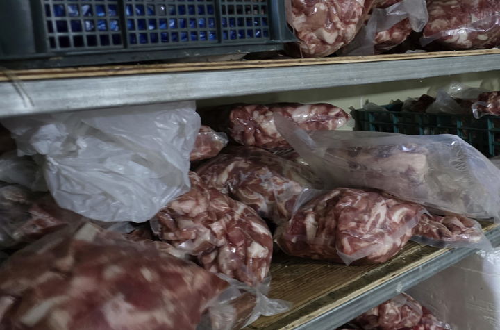 [대구=뉴시스] 뼈삼겹살을 갈비용으로 포작업해 4억6000만원 상당을 국내산으로 속여 판 축산물 유통판매업자가 구속됐다. (사진 = 국립농산물품질관리원 경북지원 제공) 2025.04.30. photo@newsis.com *재판매 및 DB 금지