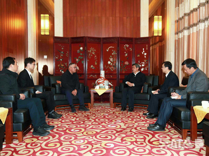 [베이징=뉴시스] 왕야쥔 주북한 중국대사(오른쪽에서 세 번째)가 29일 북한에 파견된 중국 관영 신화통신 평양지사의 왕차오 수석기자와 펑야쑹 기자 등을 현지 대사관에서 만났다.(사진=주북한 중국대사관 홈페이지 갈무리) 2025.04.30 photo@newsis.com