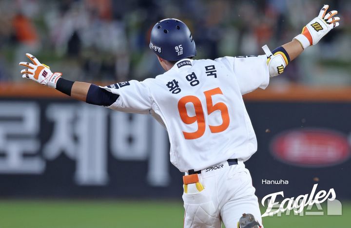[서울=뉴시스] 프로야구 한화 이글스 황영묵이 30일 대전 한화생명볼파크에서 열린 2025 신한 쏠뱅크 KBO리그 LG 트윈스와의 경기 7회말 역전 2점 홈런을 치고 베이스를 달리고 있다. (사진=한화 이글스 제공) 2025.04.30.