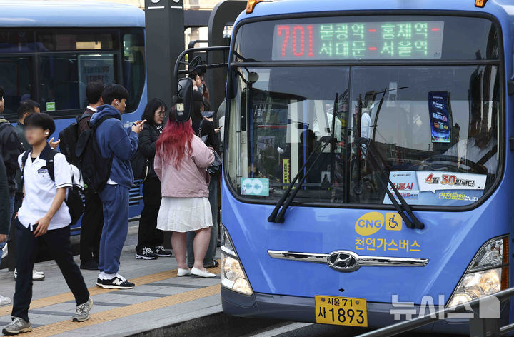 [서울=뉴시스] 김근수 기자 = 서울 시내버스 노사협상이 결렬돼 준법투쟁에 돌입한 30일 오전 서울역 버스환승승강장에서 시민들이 출근길에 나서고 있다.노사는 전날 오후 5시께부터 서울지방노동위원회에서 조정 회의를 열어 9시간가량 마라톤 협상을 벌였으나 결국 합의점을 찾지 못했다. 막판 협상이 불발로 끝나면서 노조는 이날 오전 4시부터 준법운행(안전운행)에 돌입한다. 2025.04.30. ks@newsis.com