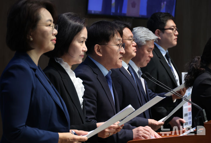 [서울=뉴시스] 고승민 기자 = 조국혁신당 황운하 원내대표, 차규근 등 의원들이 30일 서울 여의도 국회 소통관에서 기획재정부 개혁 방안 관련 기자회견을 하고 있다. 2025.04.30. kkssmm99@newsis.com