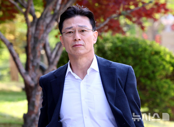 [서울=뉴시스] 박주성 기자 = 고위공직자범죄수사처(공수처)가 해병대 채상병 사망 의혹 사건의 핵심 피의자인 임성근 전 해병대 1사단장의 휴대전화 포렌식 선별작업을 재개하기로 한 30일 오전 임성근 전 사단장이 포렌식 참관을 위해 경기 과천시 공수처로 출석하고 있다. 2025.04.30. park7691@newsis.com