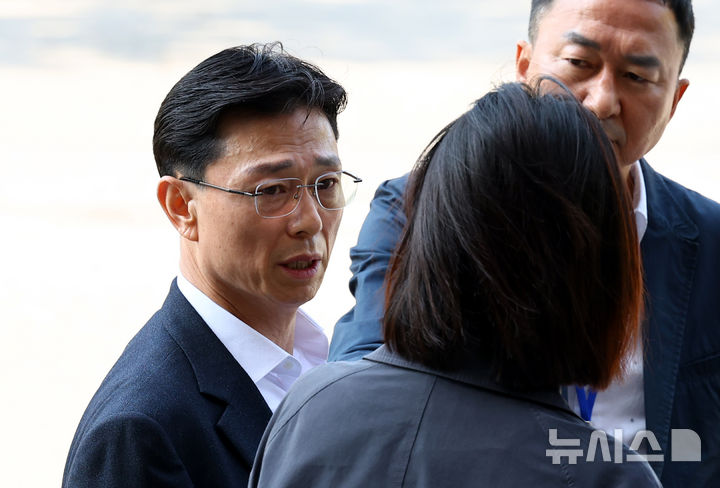 [서울=뉴시스] 박주성 기자 = 고위공직자범죄수사처(공수처)가 해병대 채상병 사망 의혹 사건의 핵심 피의자인 임성근 전 해병대 1사단장의 휴대전화 포렌식 선별작업을 재개하기로 한 지난달 30일 오전 임성근 전 사단장이 포렌식 참관 을 위해 경기 과천시 공수처로 출석 전 취재진의 질문에 답하고 있다. 2025.04.30. park7691@newsis.com