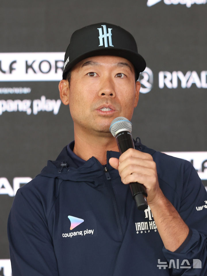 [인천=뉴시스] 전진환 기자 =&nbsp; LIV 골프 코리아 경기를 앞두고 30일 인천 연수구 잭니클라우스CC에서 열린 '아이언헤드'팀 기자회견에서 케빈 나(캡틴)가 취재진 질문에 답하고 있다.2024.04.30. amin2@newsis.com