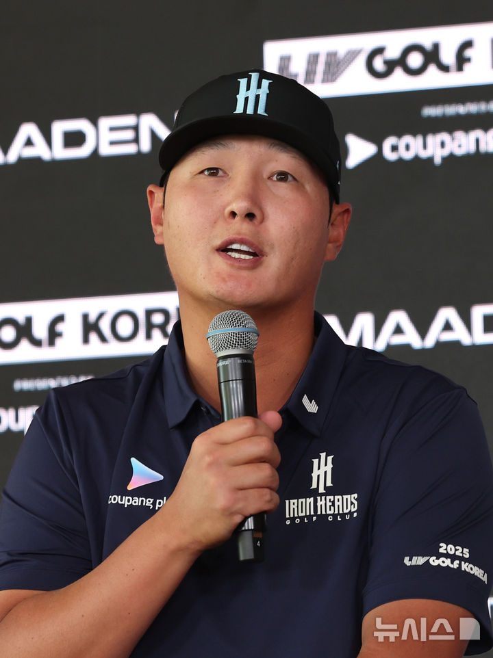 [인천=뉴시스] 전진환 기자 =&nbsp; LIV 골프 코리아 경기를 앞두고 30일 인천 연수구 잭니클라우스CC에서 열린 '아이언헤드'팀 기자회견에서 대니 리가 취재진 질문에 답하고 있다. 2024.04.30. amin2@newsis.com
