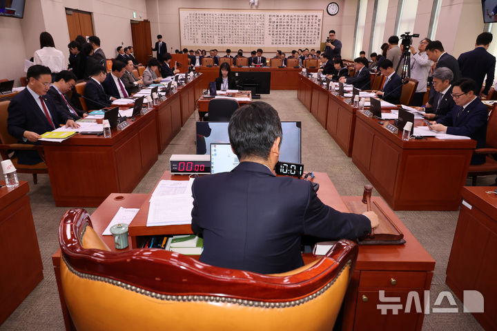 [서울=뉴시스] 조성우 기자 = 30일 오전 서울 여의도 국회에서 열린 법제사법위원회 전체회의에서 정청래 위원장이 개의 선언을 하며 의사봉을 두드리고 있다. 2025.04.30. xconfind@newsis.com