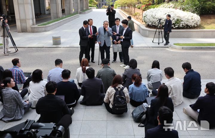 [서울=뉴시스] 이영환 기자 = 공천개입 의혹 및 여론조사 조작 의혹을 받고 있는 명태균 씨가 30일 오전 서울 서초구 서울고등검찰청으로 조사를 받기 위해 출석하며 취재진 질문에 답하고 있다. 2025.04.30. 20hwan@newsis.com