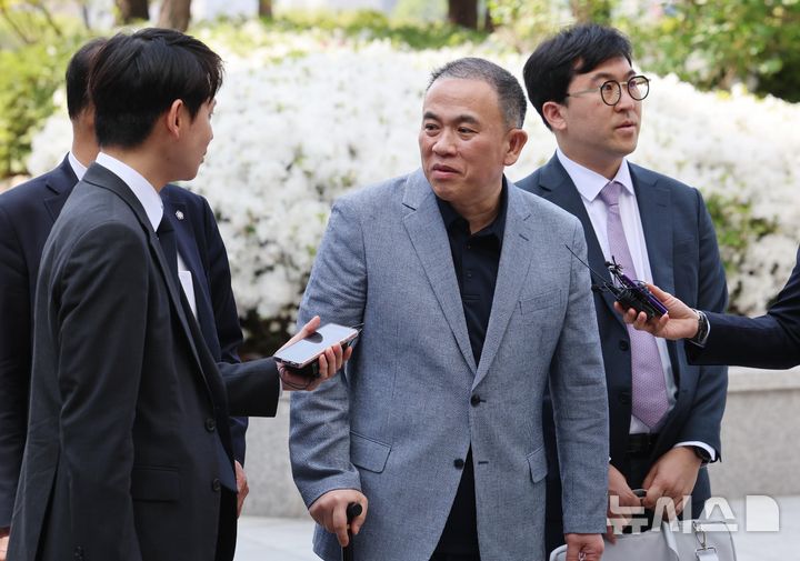 [서울=뉴시스] 이영환 기자 = 공천개입 의혹 및 여론조사 조작 의혹을 받고 있는 명태균 씨가 30일 오전 서울 서초구 서울고등검찰청으로 조사를 받기 위해 출석하며 취재진 질문을 듣고 있다. 2025.04.30. 20hwan@newsis.com