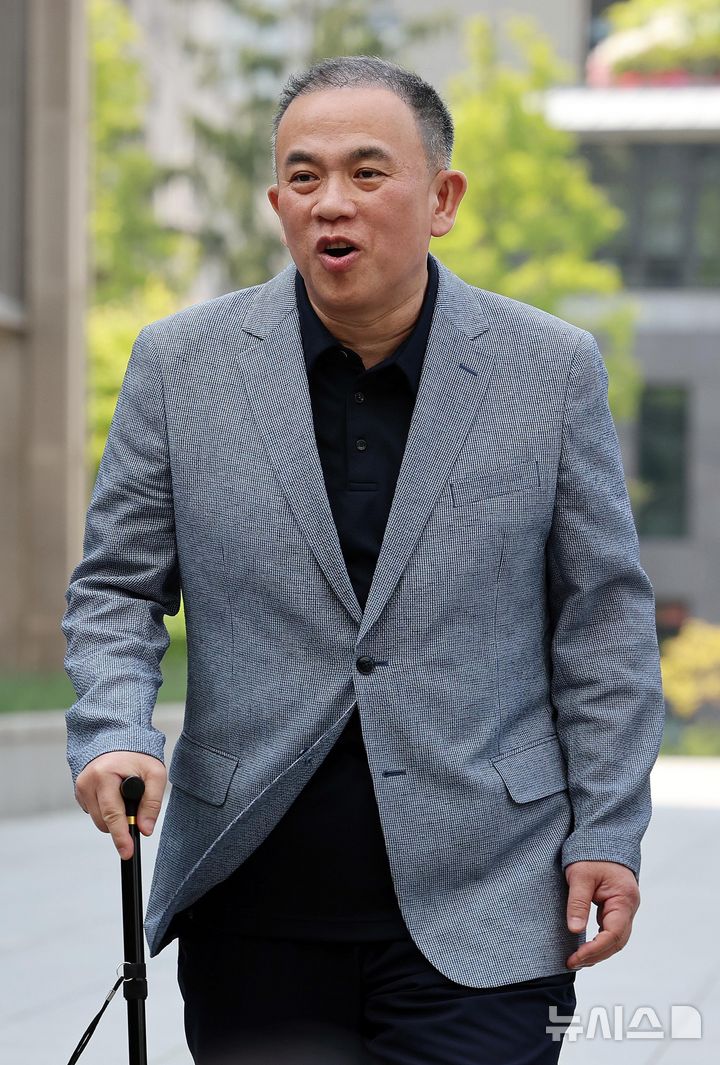 [서울=뉴시스] 이영환 기자 = 공천개입 의혹 및 여론조사 조작 의혹을 받고 있는 명태균 씨가 30일 오전 서울 서초구 서울고등검찰청으로 조사를 받기 위해 출석하고 있다. 2025.04.30. 20hwan@newsis.com