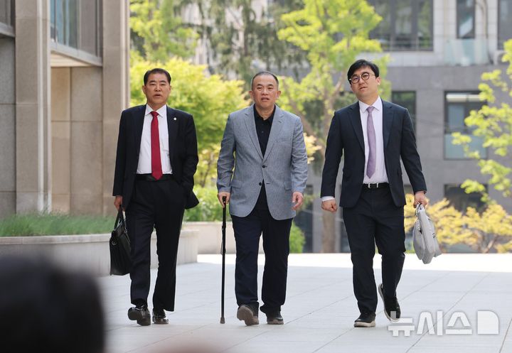 [서울=뉴시스] 이영환 기자 = 공천개입 의혹 및 여론조사 조작 의혹을 받고 있는 명태균 씨가 30일 오전 서울 서초구 서울고등검찰청으로 조사를 받기 위해 출석하고 있다. 2025.04.30. 20hwan@newsis.com