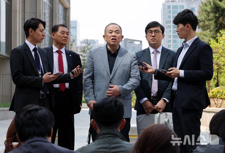[서울=뉴시스] 이영환 기자 = 공천개입 의혹 및 여론조사 조작 의혹을 받고 있는 명태균 씨가 30일 오전 서울 서초구 서울고등검찰청으로 조사를 받기 위해 출석하며 취재진 질문에 답하고 있다. 2025.04.30. 20hwan@newsis.com