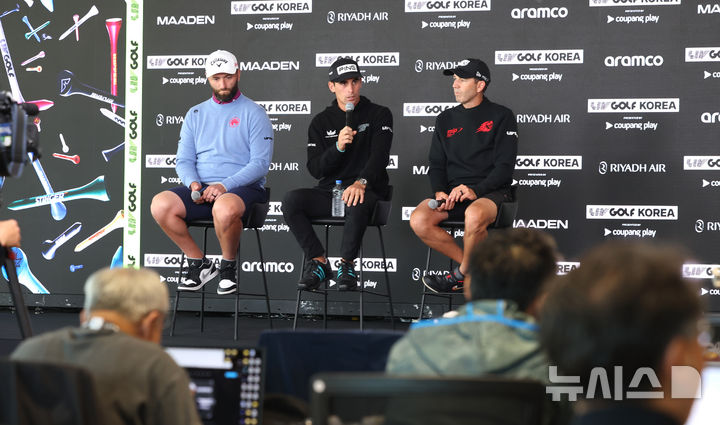 [인천=뉴시스] 전진환 기자 =&nbsp; LIV 골프 코리아 경기를 앞두고 30일 인천 연수구 잭니클라우스CC에서 열린 기자회견에서 호아킨 니만이 취재진 질문에 답하고 있다. 세르히오 가르시아(파이어볼스 GC, 오른쪽부터), 호아킨 니만(토크 GC), 존 람(레기온 13). 2024.04.30. amin2@newsis.com