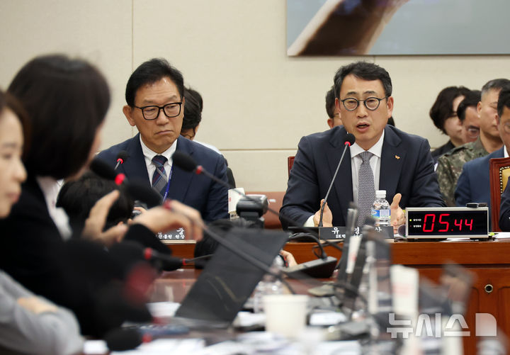 [서울=뉴시스] 고승민 기자 = 유영상 SKT 사장이 30일 서울 여의도 국회에서 열린 과학기술방송정보통신위원회 전체회의에서 의원 질의에 답하고 있다. 2025.04.30. kkssmm99@newsis.com