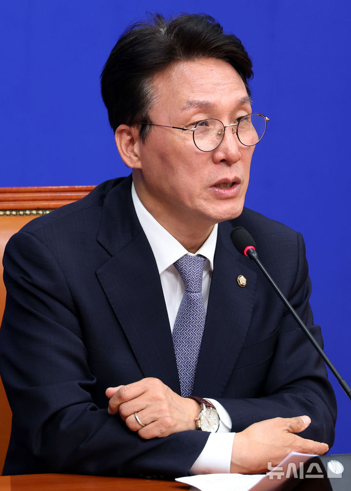 [서울=뉴시스] 조성봉 기자 = 대선 상임 공동선거대책위원장인 김민석 더불어민주당 최고위원이 30일 오전 서울 여의도 국회에서 현안관련 기자간담회에서 발언을 하고 있다. 2025.04.30. suncho21@newsis.com