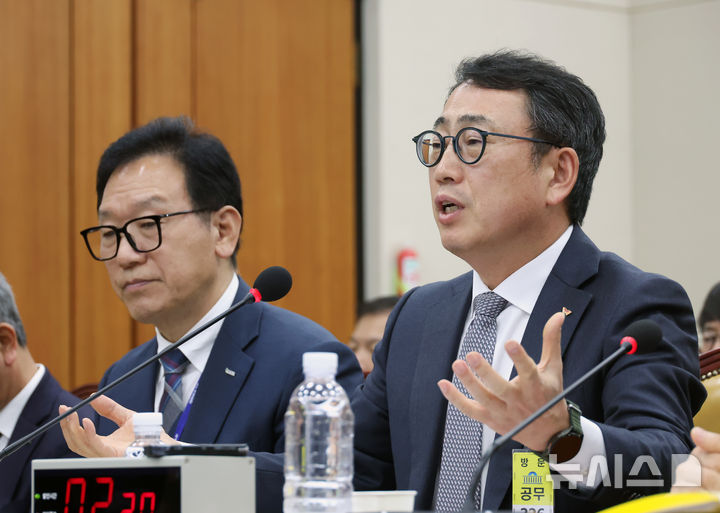 [서울=뉴시스] 고승민 기자 = 유영상 SKT 사장이 30일 서울 여의도 국회에서 열린 과학기술방송정보통신위원회 전체회의에서 의원 질의에 답하고 있다. 2025.04.30. kkssmm99@newsis.com