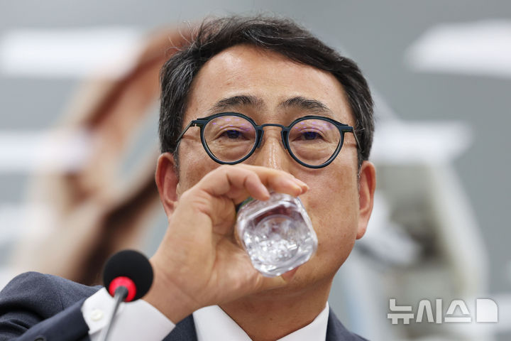 [서울=뉴시스] 권창회 기자 = 30일 오전 서울 여의도 국회에서 열린 과학기술정보방송통신위원회 전체회의에서 유영상 SKT텔레콤 사장이 물을 마시고 있다. 2025.04.30. kch0523@newsis.com