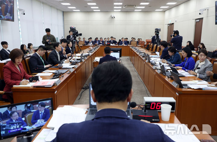 [서울=뉴시스] 고승민 기자 = 지난 4월 30일 서울 여의도 국회에서 열린 보건복지위원회의 제2차 연금개혁특별위원회 전체회의에서 윤영석 위원장이 회의를 주재하고 있다. 2025.04.30. kkssmm99@newsis.com