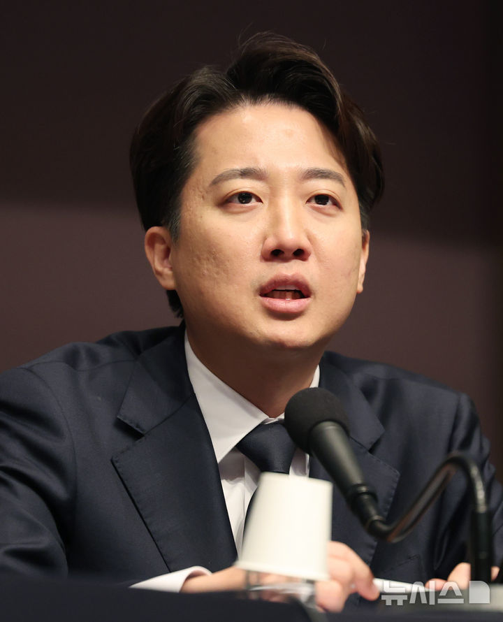 [서울=뉴시스] 김진아 기자 = 이준석 개혁신당 대통령 후보가 30일 서울 중구 프레스센터에서 열린 관훈토론회에서 발언을 하고 있다. 2025.04.30. bluesoda@newsis.com