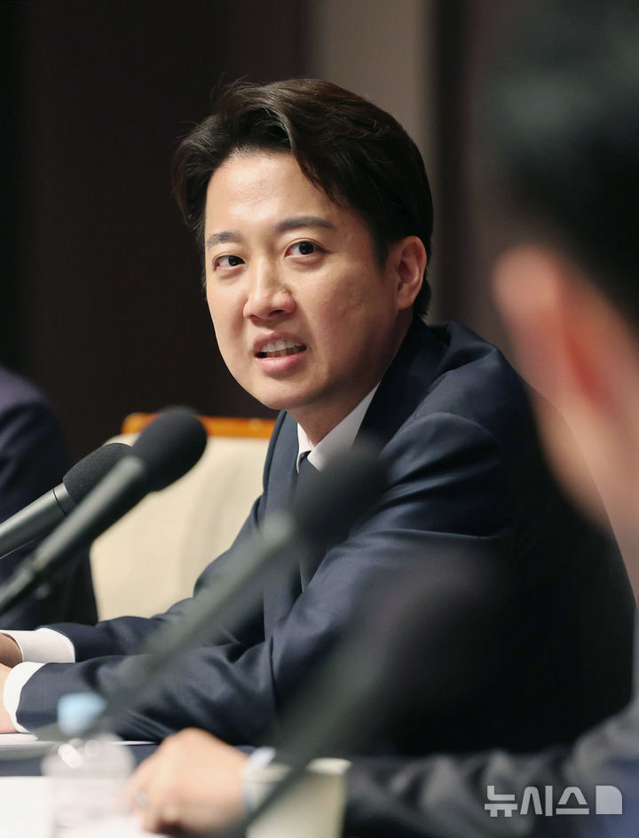 [서울=뉴시스] 김진아 기자 = 이준석 개혁신당 대통령 후보가 30일 서울 중구 프레스센터에서 열린 관훈토론회에서 발언을 하고 있다. 2025.04.30. bluesoda@newsis.com
