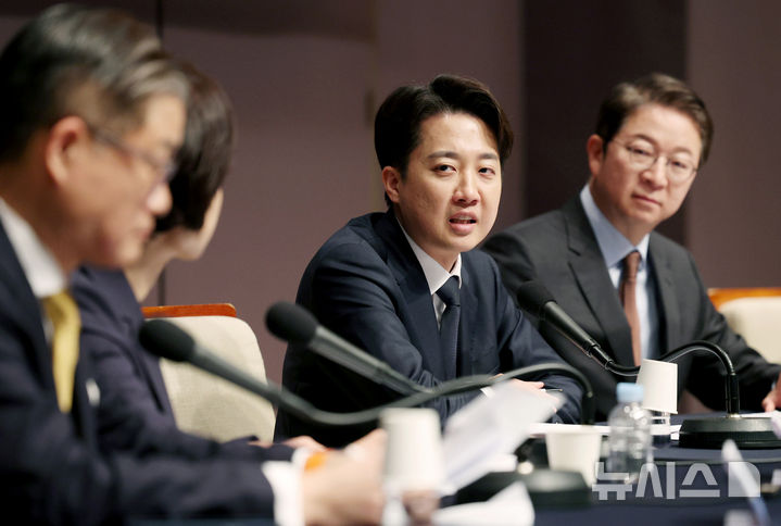 [서울=뉴시스] 김진아 기자 = 이준석 개혁신당 대통령 후보가 30일 서울 중구 프레스센터에서 열린 관훈토론회에서 발언을 하고 있다. 2025.04.30. bluesoda@newsis.com