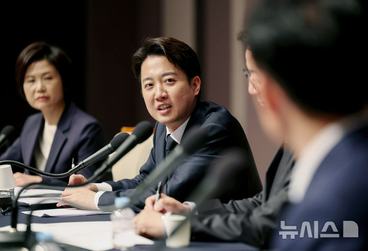 [서울=뉴시스] 김진아 기자 = 이준석 개혁신당 대통령 후보가 30일 서울 중구 프레스센터에서 열린 관훈토론회에서 발언을 하고 있다. 2025.04.30. bluesoda@newsis.com