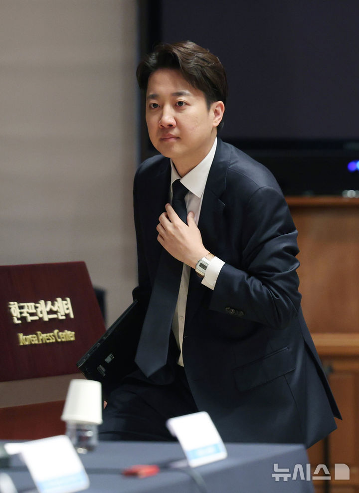 [서울=뉴시스] 김진아 기자 = 이준석 개혁신당 대통령 후보가 30일 서울 중구 프레스센터에서 열린 관훈토론회에 참석하고 있다. 2025.04.30. bluesoda@newsis.com