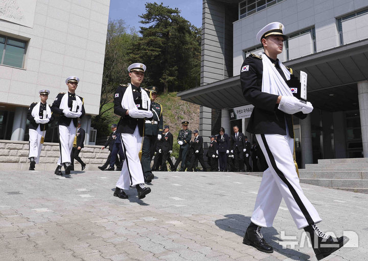 [서울=뉴시스] 김근수 기자 = 30일 서울 동작구 국립서울현충원 봉안식장에서 열린 무연고 국가유공자 합동 안장식에서 영현봉송이 거행되고 있다. 2025.04.30. ks@newsis.com