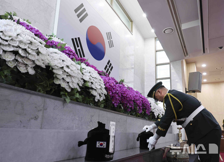 [서울=뉴시스] 김근수 기자 = 30일 서울 동작구 국립서울현충원 봉안식장에서 무연고 국가유공자 합동 안장식이 거행되고 있다. 2025.04.30. ks@newsis.com