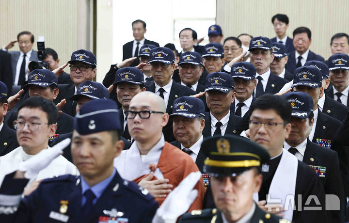 [서울=뉴시스] 김근수 기자 = 무공수훈자 유공자들이 30일 서울 동작구 국립서울현충원 봉안식장에서 열린 무연고 국가유공자 합동 안장식에서 경례를 하고 있다. 2025.04.30. ks@newsis.com