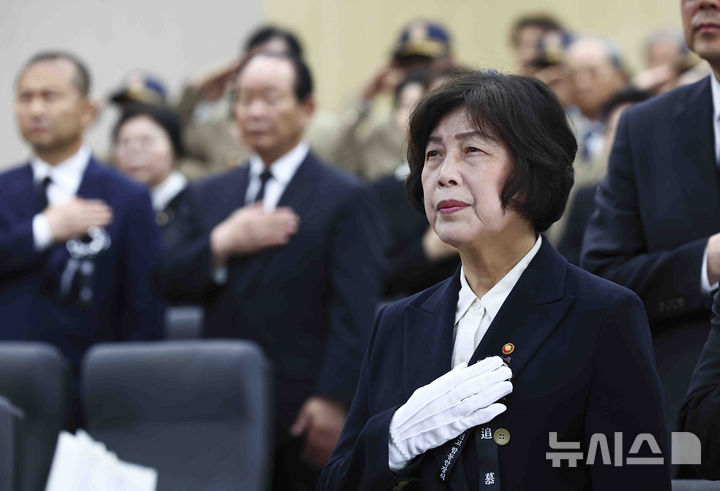 [서울=뉴시스] 김근수 기자 = 강정애 국가보훈부 장관이 30일 서울 동작구 국립서울현충원 봉안식장에서 열린 무연고 국가유공자 합동 안장식에서 국민의례를 하고 있다. 2025.04.30. ks@newsis.com