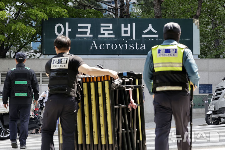 [서울=뉴시스] 최동준 기자 = 검찰이 윤석열 전 대통령 사저에 대한 압수수색에 착수한 30일 서울 서초동 아크로비스타에 경찰이 경계 근무를 서고 있다. 2025.04.30. photocdj@newsis.com