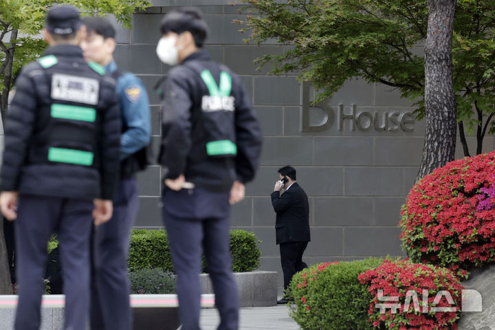 [서울=뉴시스] 최동준 기자 = 검찰이 윤석열 전 대통령 사저에 대한 압수수색에 착수한 30일 서울 서초동 아크로비스타에 경찰이 경계 근무를 서고 있다. 2025.04.30. photocdj@newsis.com