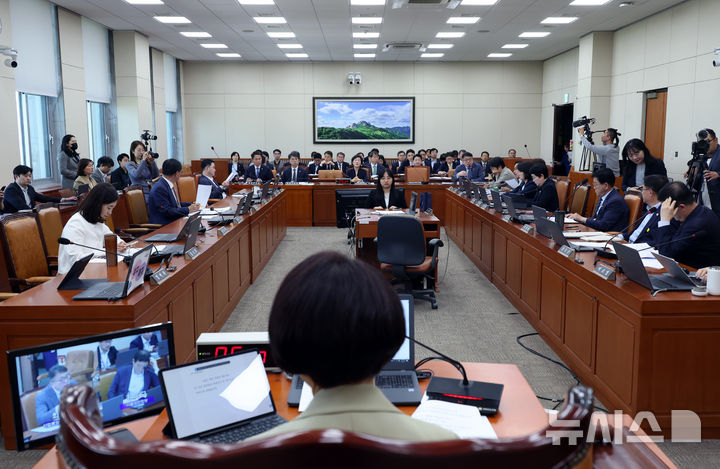[서울=뉴시스] 고승민 기자 =지난 4월 30일 서울 여의도 국회에서 열린 환경노동위원회의 기후위기특별위원회 제2차 전체회의에서 한정애 위원장이 회의를 주재하고 있다. 2025.04.30. kkssmm99@newsis.com