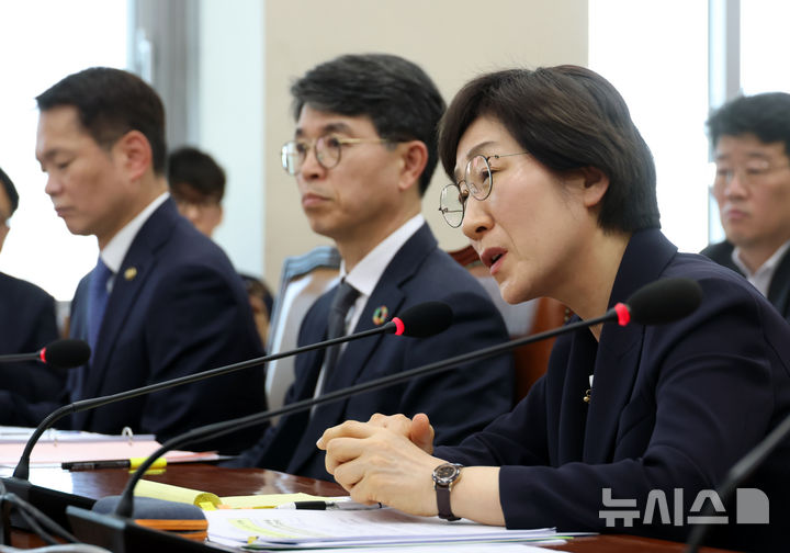 [서울=뉴시스] 고승민 기자 = 서울 여의도 국회에서 열린 환경노동위원회의 기후위기특별위원회 제2차 전체회의에서 한화진 2050 탄소중립 녹색성장위원장이 의원 질의에 답하고 있다. 2025.04.30. kkssmm99@newsis.com