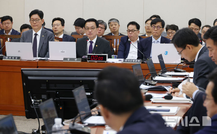 [서울=뉴시스] 조성봉 기자 = 최상목 경제부총리 겸 기획재정부 장관이 30일 오전 서울 여의도 국회에서 열린 기획재정위원회 전체회의에서 의원의 질의에 답변하고 있다. 2025.04.30. suncho21@newsis.com