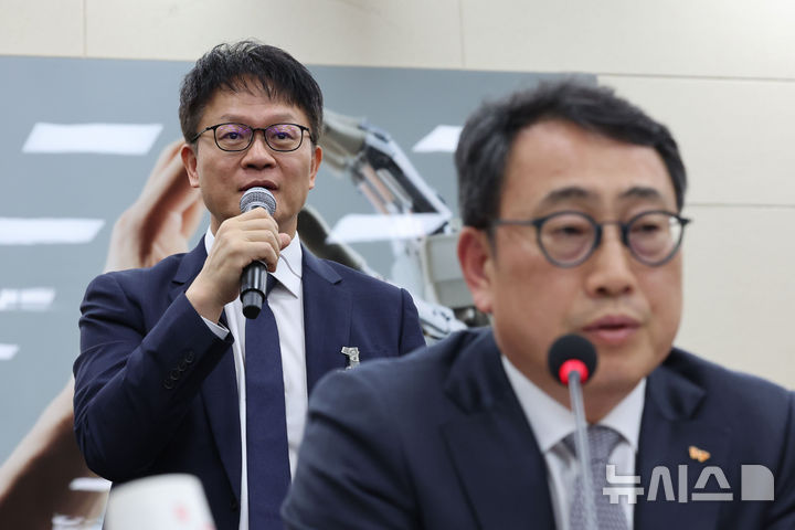 [서울=뉴시스] 권창회 기자 = 30일 오전 서울 여의도 국회에서 열린 과학기술정보방송통신위원회 전체회의 SKT해킹 및 YTN 등 방송통신분야 청문회에서 류정환 SKT텔레콤 부사장이 최근 유심 해킹사태에 따른 의원질의에 답하고 있다. 2025.04.30. kch0523@newsis.com