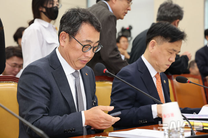 [서울=뉴시스] 권창회 기자 = 유영상 SKT텔레콤 사장이 30일 오전 서울 여의도 국회에서 열린 과학기술정보방송통신위원회 전체회의 SKT해킹 및 YTN 등 방송통신분야 청문회에 참석해 휴대폰을 보고 있다. 2025.04.30. kch0523@newsis.com