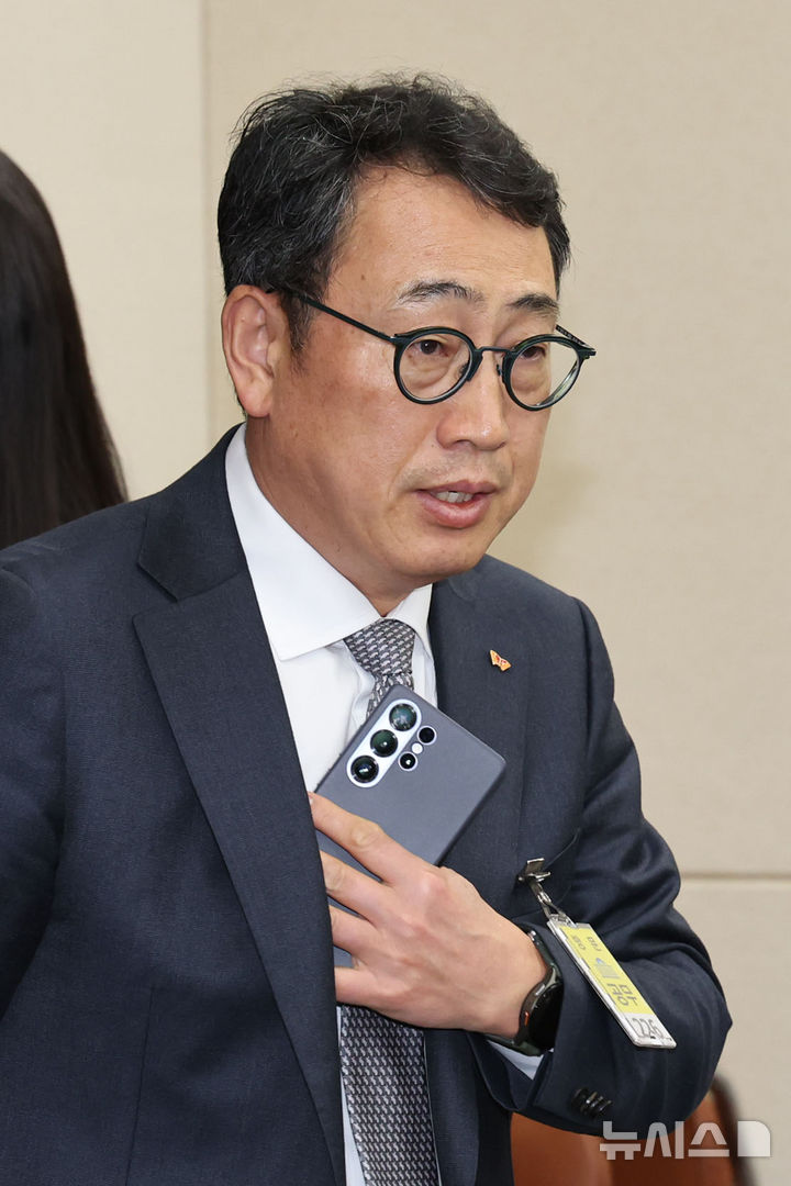 [서울=뉴시스] 권창회 기자 = 유영상 SKT텔레콤 사장이 30일 오전 서울 여의도 국회에서 열린 과학기술정보방송통신위원회 전체회의 SKT해킹 및 YTN 등 방송통신분야 청문회에 참석하고 있다. 2025.04.30. kch0523@newsis.com
