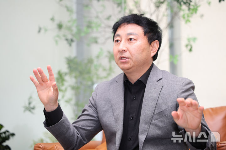 [서울=뉴시스] 김금보 기자 = 노영석 리딩에이스캐피탈 대표이사가 30일 서울 여의도 리딩에이스캐피탈에서 뉴시스와 인터뷰를 하고 있다. 2025.04.30. kgb@newsis.com