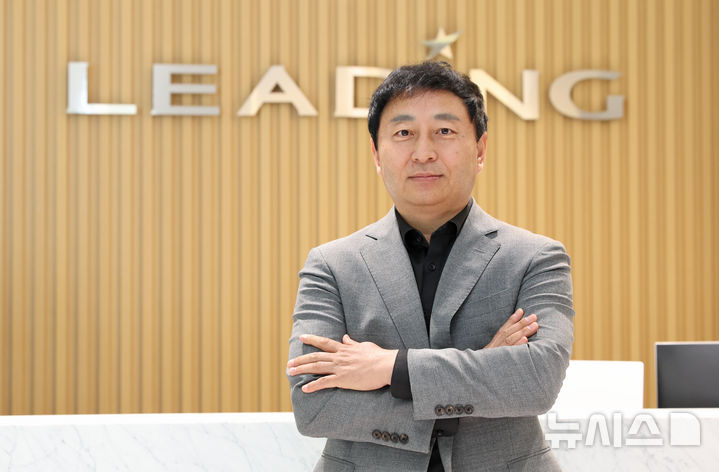 [서울=뉴시스] 김금보 기자 = 노영석 리딩에이스캐피탈 대표이사가 30일 서울 여의도 리딩에이스캐피탈에서 뉴시스와의 인터뷰에 앞서 포즈를 취하고 있다. 2025.04.30. kgb@newsis.com