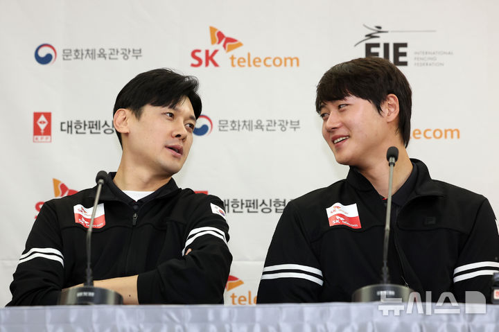 [서울=뉴시스] 이영환 기자 = 구본길(왼쪽), 오상욱이 30일 오전 서울 송파구 올림픽파크텔에서 열린 2025 서울 SK텔레콤 국제그랑프리펜싱선수권대회 미디어데이에서 대화를 하고 있다. 2025.04.30. 20hwan@newsis.com