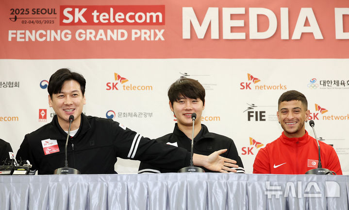 [서울=뉴시스] 이영환 기자 = 구본길이 30일 오전 서울 송파구 올림픽파크텔에서 열린 2025 서울 SK텔레콤 국제그랑프리펜싱선수권대회 미디어데이에서 각오를 전하며 파레스 페르자니를 가리키고 있다.파리올림픽 펜싱 남자 사브르 개인전 32강에서 페르자니에게 패했다. 2025.04.30. 20hwan@newsis.com