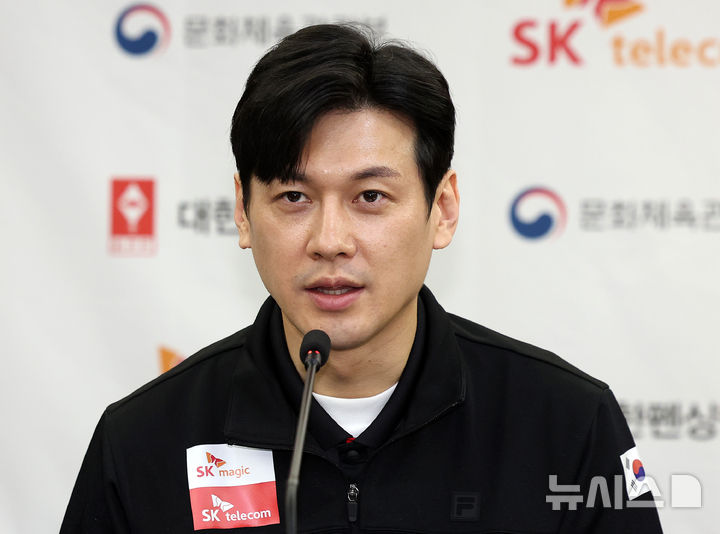 [서울=뉴시스] 이영환 기자 = 구본길이 30일 오전 서울 송파구 올림픽파크텔에서 열린 2025 서울 SK텔레콤 국제그랑프리펜싱선수권대회 미디어데이에서 각오를 전하고 있다. 2025.04.30. 20hwan@newsis.com