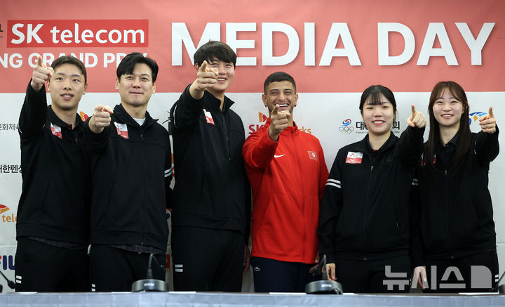 [서울=뉴시스] 이영환 기자 = 박상원(왼쪽부터), 구본길, 오상욱, 파레스 페르자니, 전하영, 최세빈이 30일 오전 서울 송파구 올림픽파크텔에서 열린 2025 서울 SK텔레콤 국제그랑프리펜싱선수권대회 미디어데이에서 기념촬영을 하고 있다. 2025.04.30. 20hwan@newsis.com