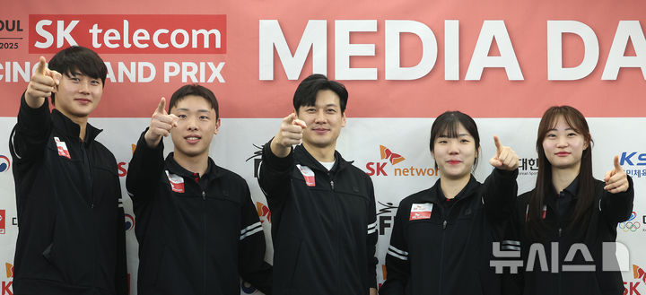 [서울=뉴시스] 이영환 기자 = 오상욱(왼쪽부터), 박상원, 구본길, 전하영, 최세빈이 30일 오전 서울 송파구 올림픽파크텔에서 열린 2025 서울 SK텔레콤 국제그랑프리펜싱선수권대회 미디어데이에서 기념촬영을 하고 있다. 2025.04.30. 20hwan@newsis.com
