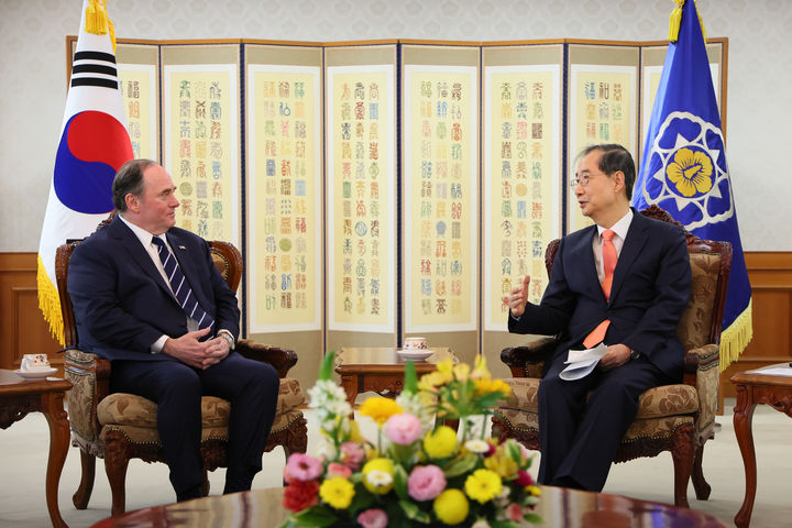 [서울=뉴시스] 고범준 기자 = 한덕수 대통령 권한대행 국무총리가 30일 정부서울청사에서 존 펠란 미국 해군성 장관을 접견하고 있다. (사진=국무총리실 제공) 2025.04.30. photo@newsis.com *재판매 및 DB 금지