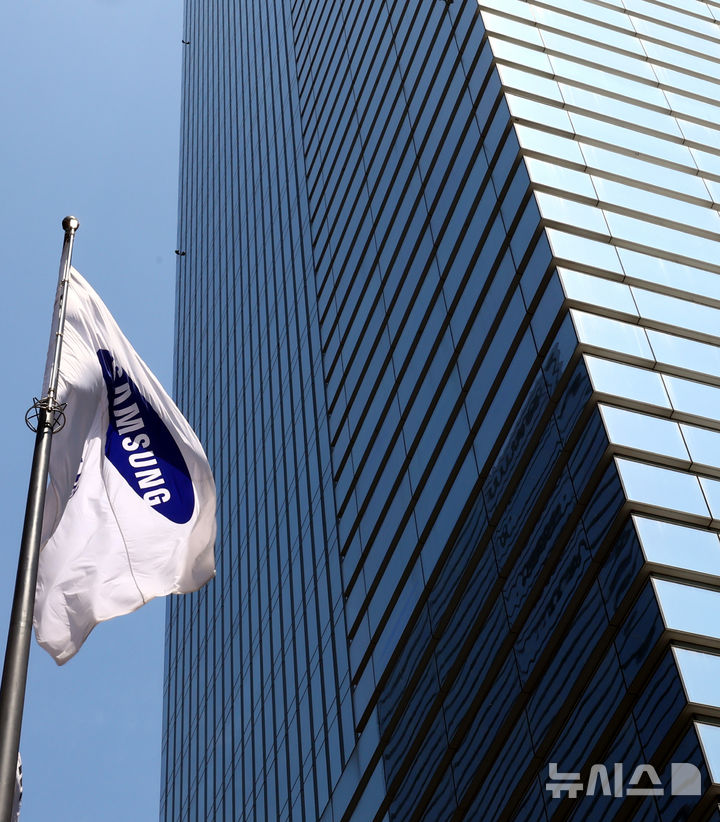 [서울=뉴시스] 박주성 기자 = 30일 서울 서초구 삼성전자 서초사옥의 깃발이 바람에 날리고 있다. 2025.04.30. park7691@newsis.com